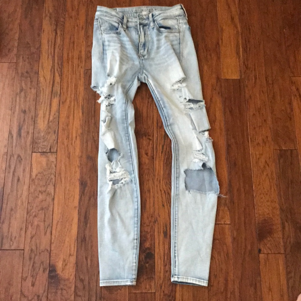 AMERICAN EAGLE OUTFITTERS ripped highwaisted jeans